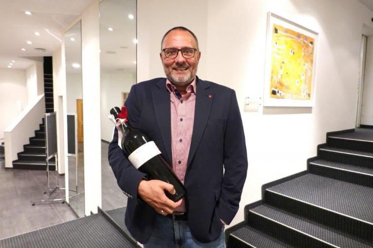 Ehrenmitglied Martin Zehnder mit Magnum-Weinflasche