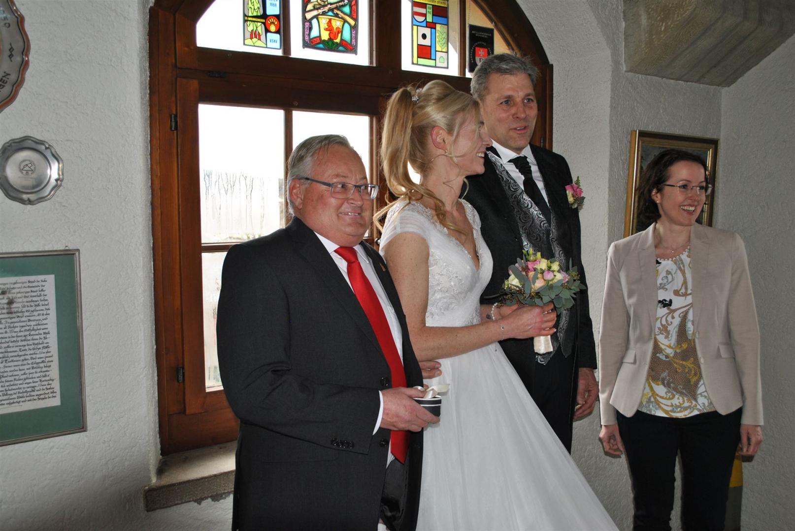 Brautpaar und Zivilstandsbeamtin Corinne Schär und AVZ-Präsident Marc Nyfeler
