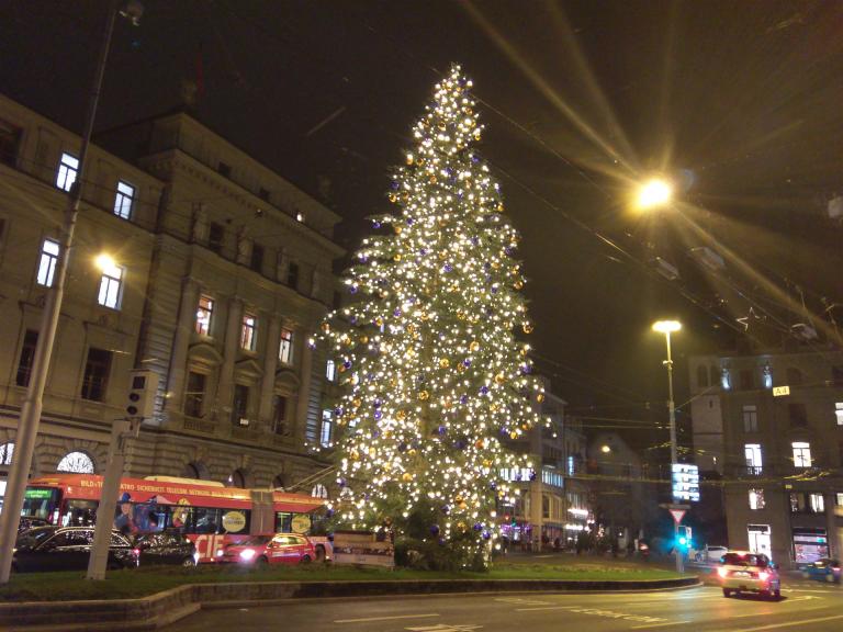 Der grösste Weihnachtsbaum der Welt steht in Luzern. Wo denn sonst?